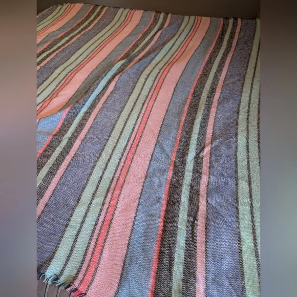 💥💥💥 Sale Aerie Women’s OversizednCozy Blanket Scarf Fringe Trim - Picture 3 of 3